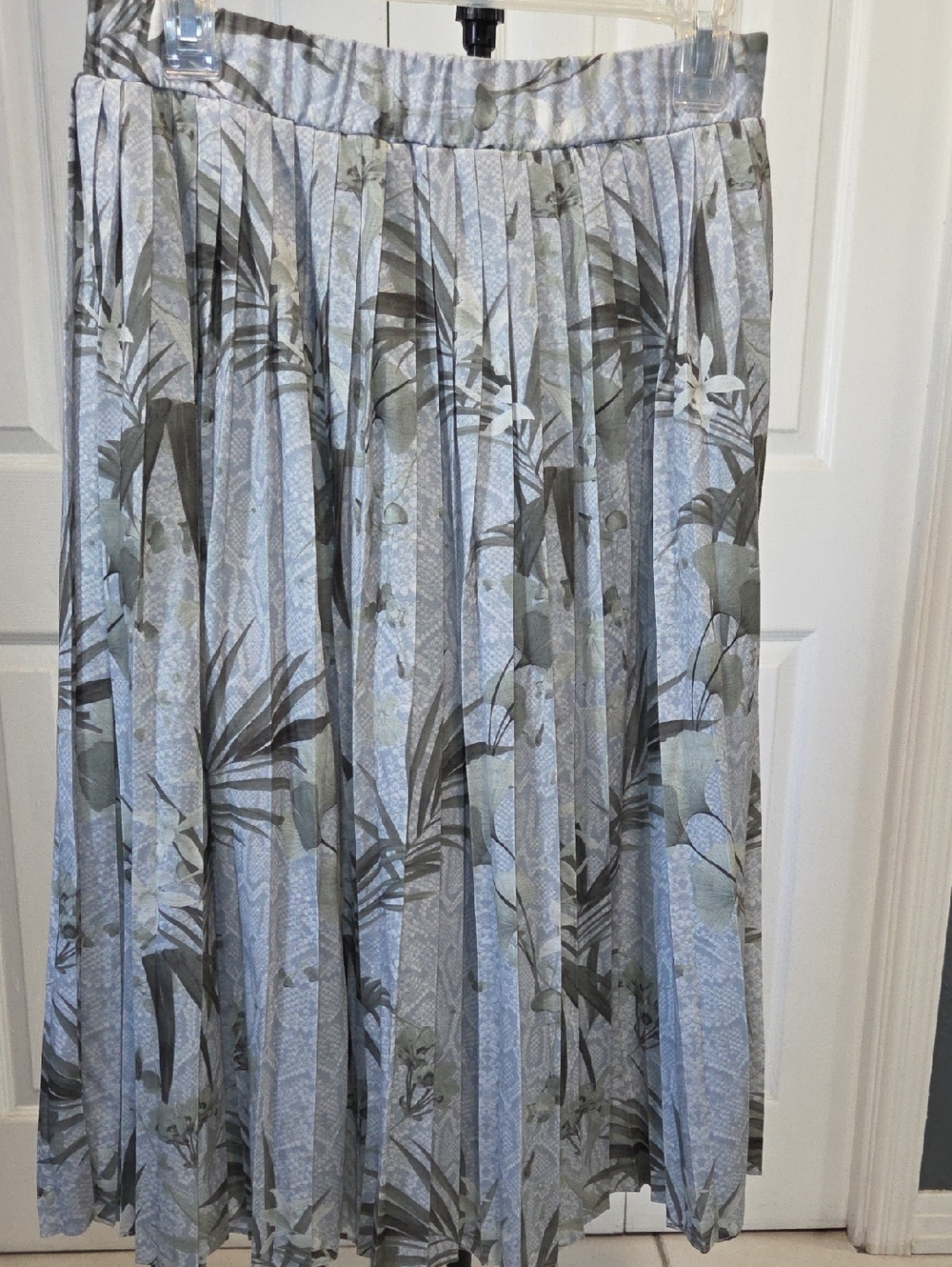 Ted Baker Sz 2 (4 - 6) Pleated Floral A-Line Skirt in Light Blue & Gray
